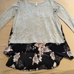 Xhilaration comfortable gray flower top